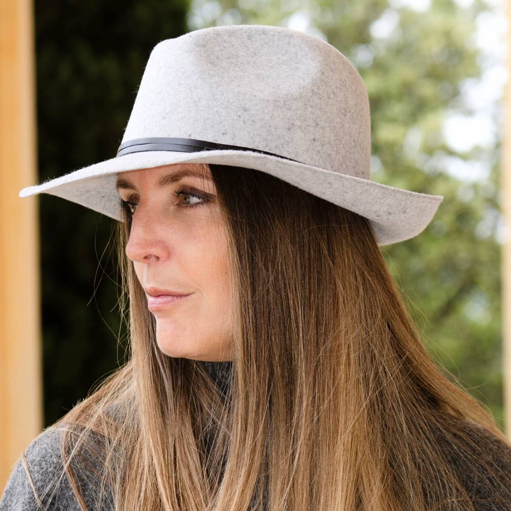 TRAVAUX EN COURS... – Großhandel Fedora-Hut – Damen – Filzhut mit Lederband und rohem Rand14