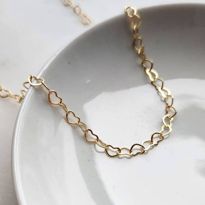 Colar de Corrente com Elos em Forma de Coração Dourado Delicado por atacado de Edgy Petal Jewelry
