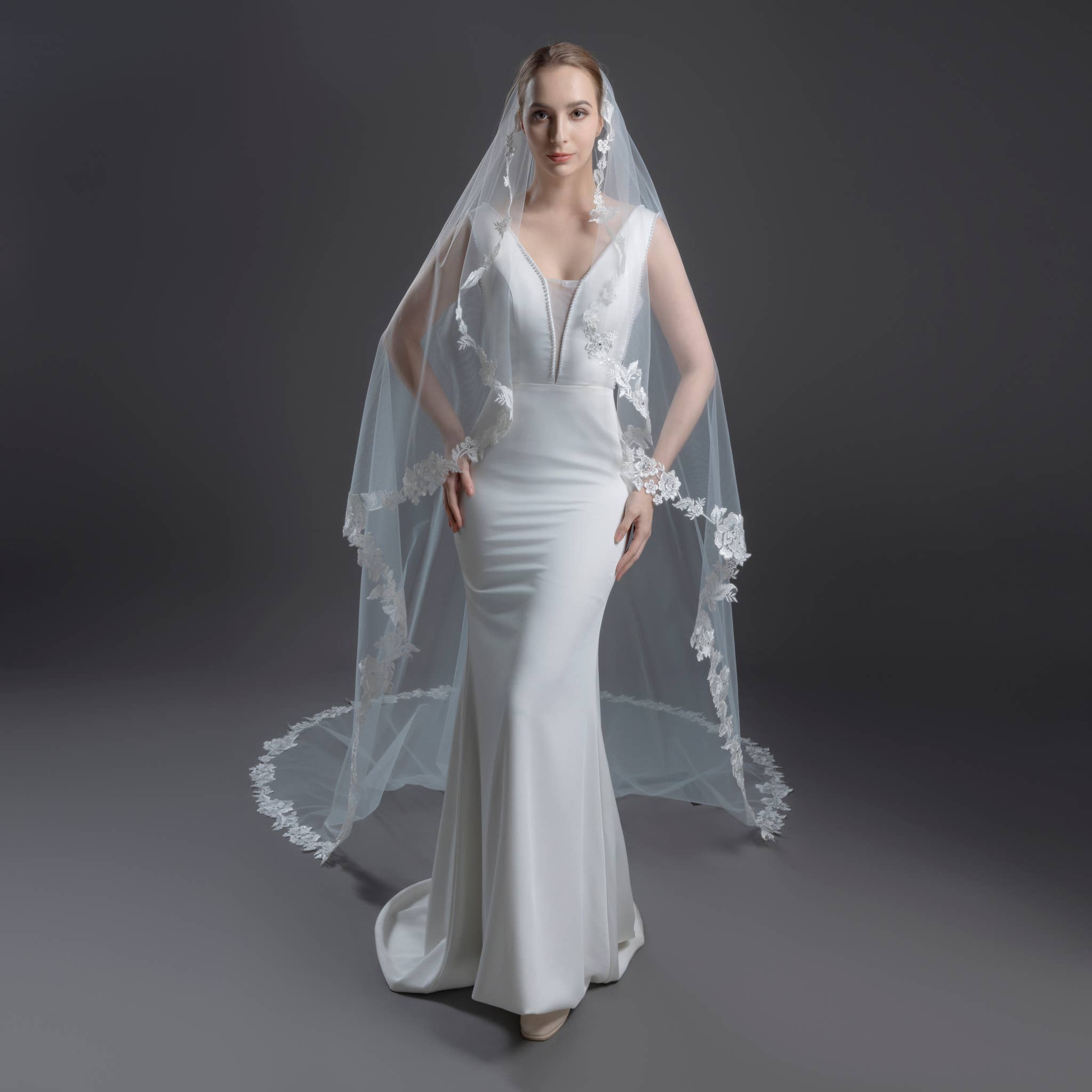 Farinosa Bridal – Großhandel Schleier – Damen – FS6221-AC Florales besticktes Spitzen-Brautkleid Engelschnitt 108"3