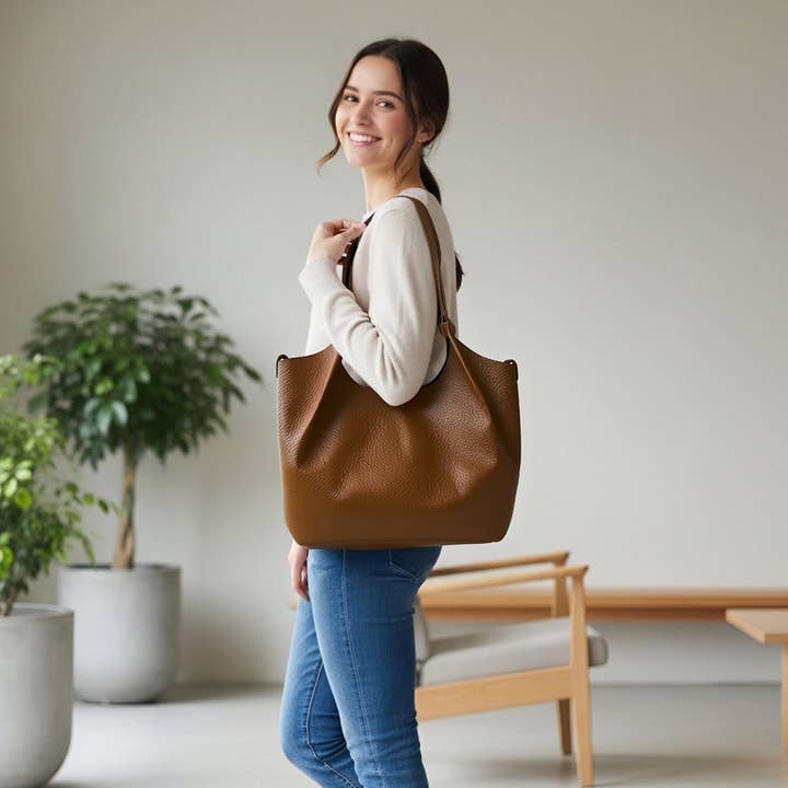 Axelväska i äkta läder för kvinnor, tillverkad i Italien, art. 112675 för wholesale av Suie Valentini srl