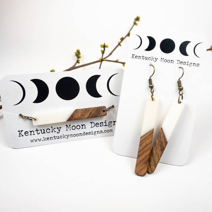 Collier et boucle d'oreille blancs | Ensemble de bijoux en bois et résine pour la vente par Kentucky Moon Designs
