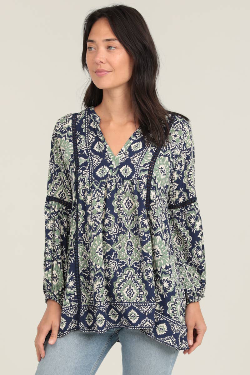 Nostalgia – Großhandel Tunika – Damen – N2S42-A902 BEDRUCKTES LANGARMSHIRT MIT SPITZENBESATZ TUNIKA OBERTEIL1