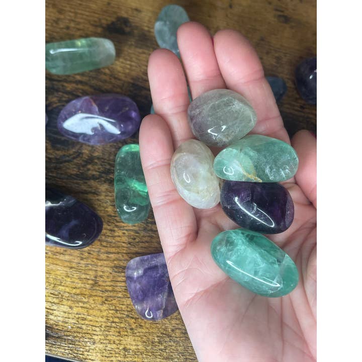 Tumbledshop – Großhandel Spiritueller Stein/Kristall – Trommelsteine aus Fluorit in Regenbogenfarben, gebänderte Fluoritkristalle1