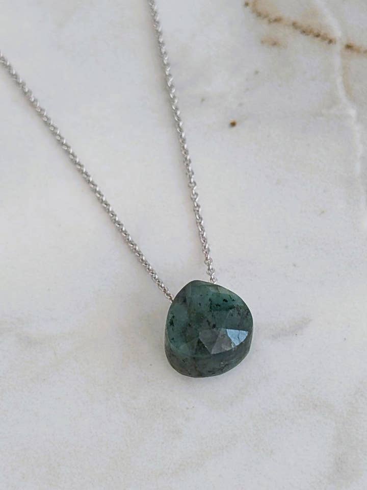 Smaragd-Tropfen Mai-Geburtsstein-Halskette für den Großhandel von Lapis London