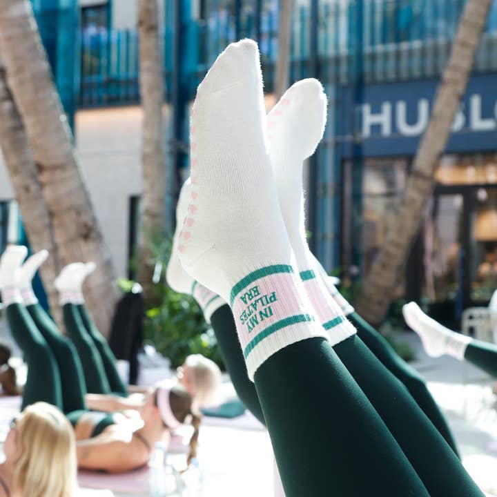 Retro grip sokken in crรจme met roze en groene strepen โIn my Pilates eraโ voor wholesale door MollyGraceGripSocks