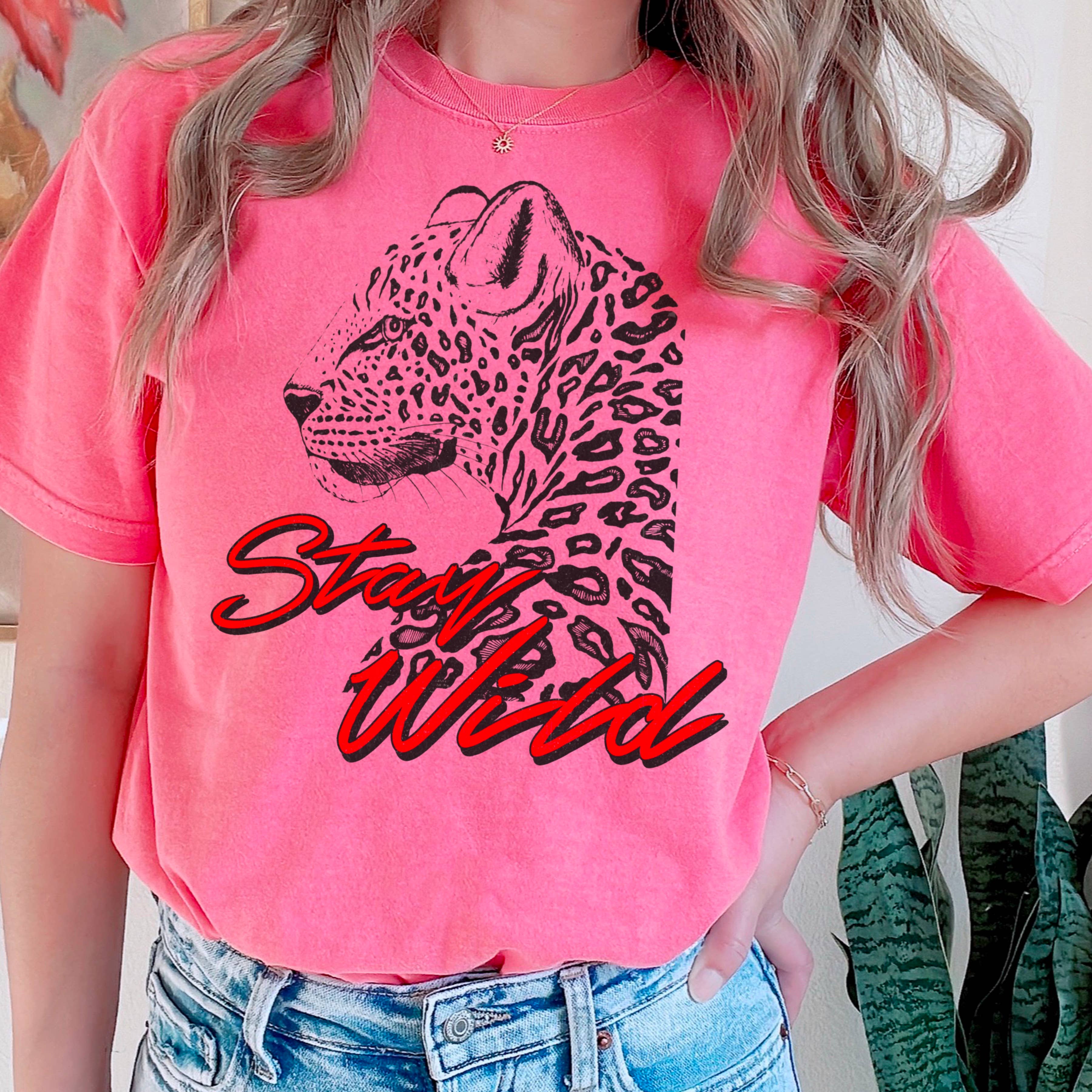 Shoppe SHC - Vendita all'ingrosso Tunica - Donna - Maglietta Grafica Retro Grunge Stay Wild | Comfort Color11