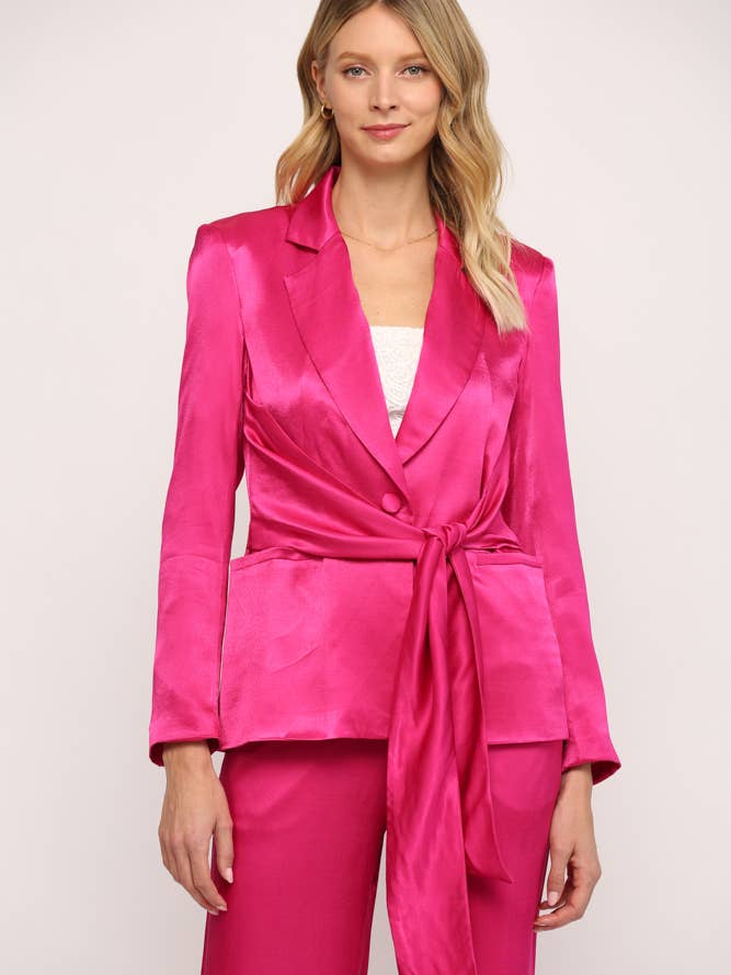 BLAZER EN SATIN À NOUER SUR LE DEVANT (FJ8537) pour la vente par FATE