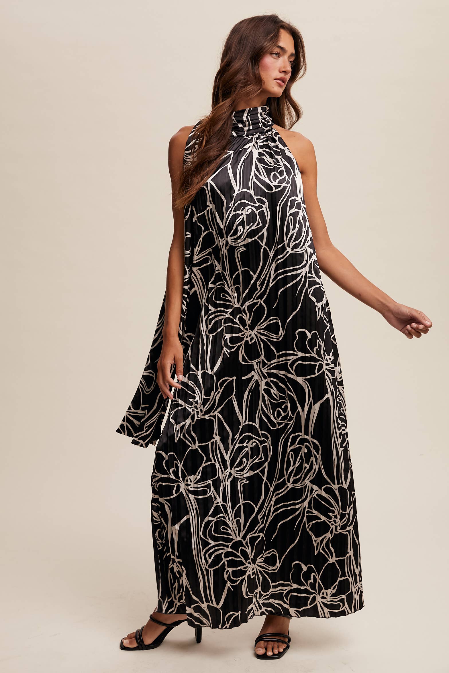 Listicle – Vestido - Mulher por atacado – Vestido maxi plissado de cetim com estampa floral e gola halter2