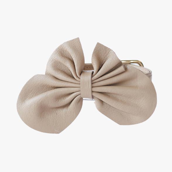 Luxe Leren Vlinderstrik voor Honden - Zand taupe for wholesale by The Dog Musthaves