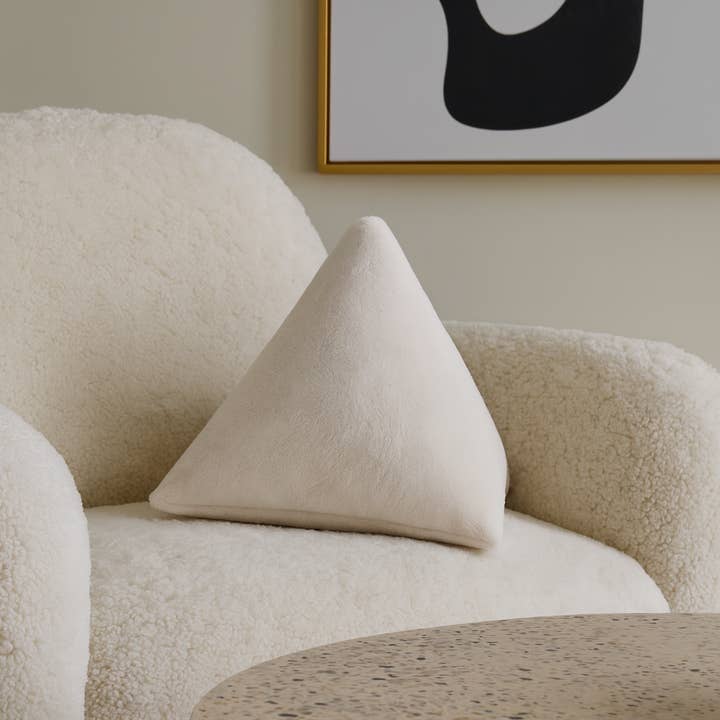 Vit fuskpäls 3D triangel plysch 16x14 tum kastkudde för wholesale av Fennco Styles