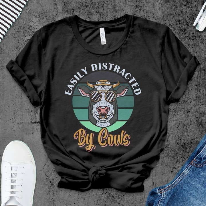 Funny Cow T-shirt, let distraheret af køer, Animal Lover Tee, Farm Humor-skjorte, Quirky Cow med glasgrafik, Unisex fritidstøj for engroshandel hos FreakyTeeFactory