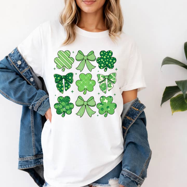 T-shirt de la Saint-Patrick avec nœuds Clover et Coquette pour la vente par Londas Tees and Tumblers