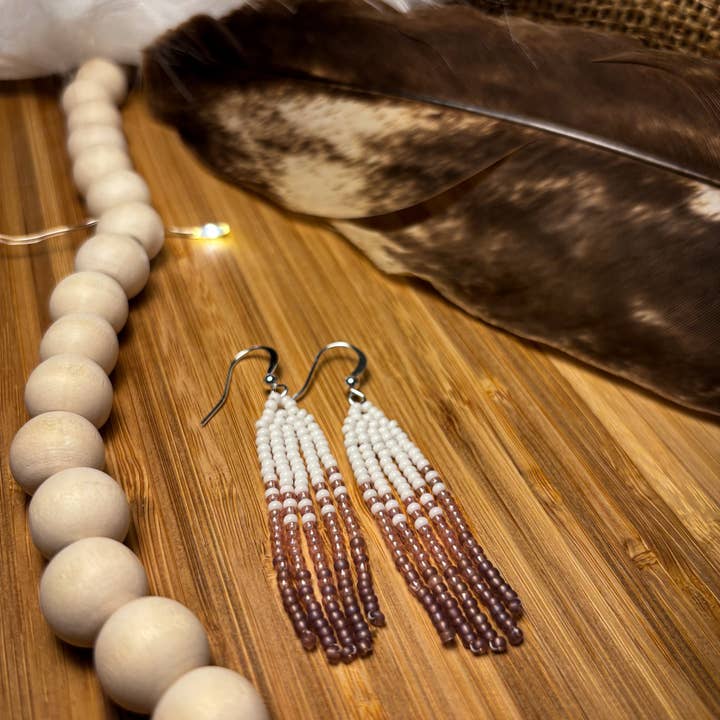 Strawberry Moon - Boucles d'oreilles perlées à la main pour la vente par Eagle Woman Prints