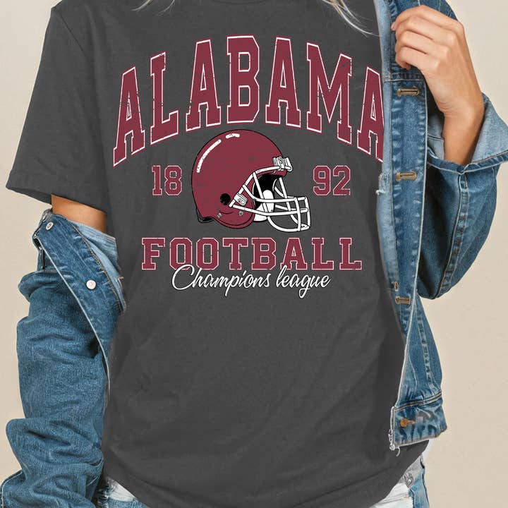 T-shirt graphique de football Alabama pour femmes à manches courtes pour la vente par Amused by Blue