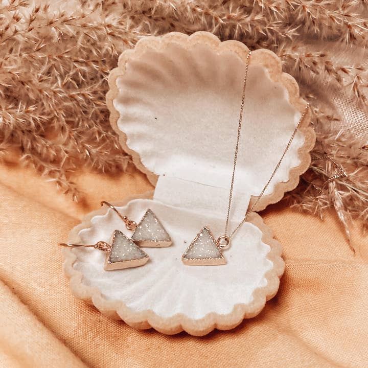 CIONDOLO TRIANGOLO IN AGATA DRUZY//BALANCE + STABILITY per la vendita all'ingrosso da parte di Coral & Moss