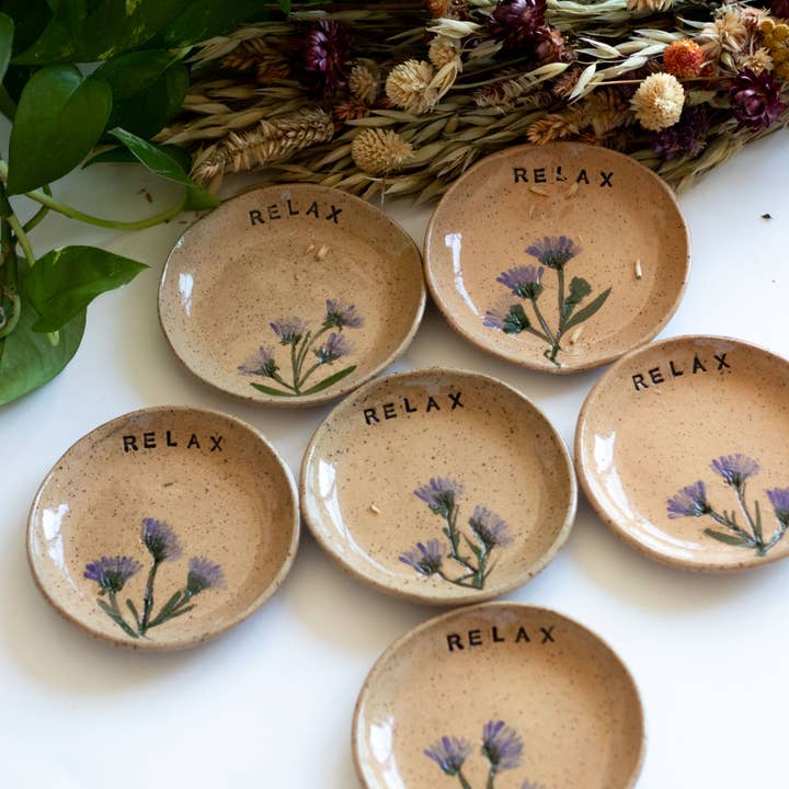 Tara Kothari – wholesale Smyckesfat – RELAX - Pressad blomma keramik smycken maträtt