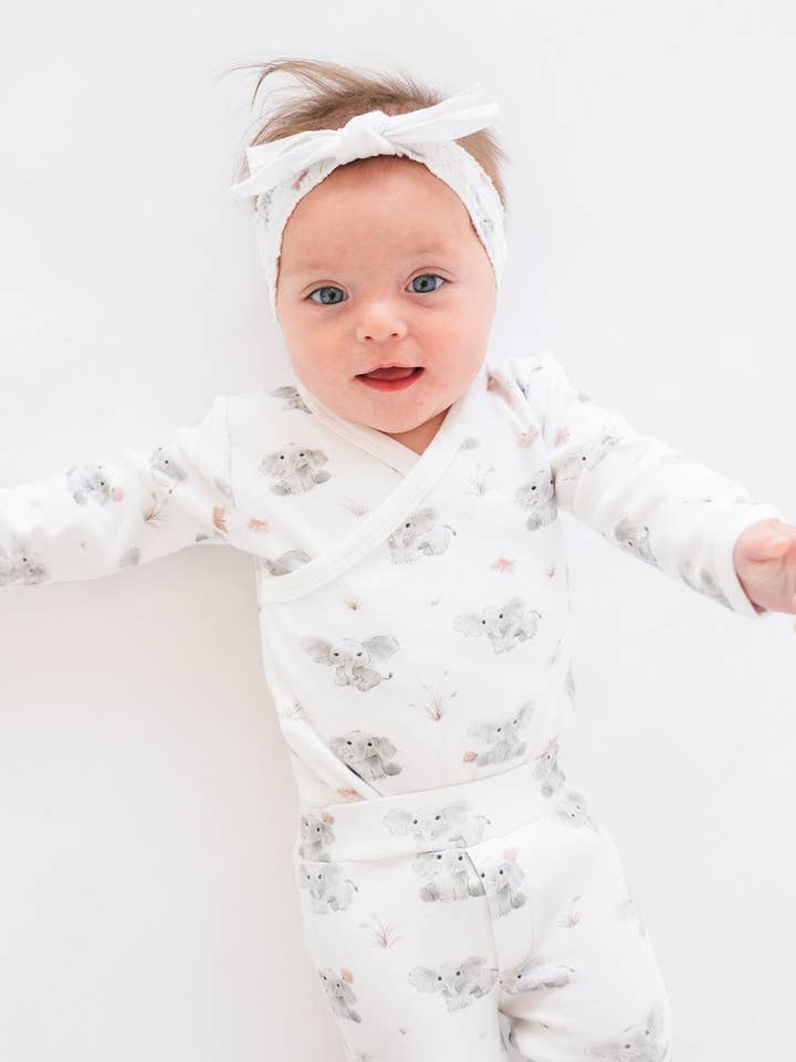 L'ovedbaby – Engroshandel Tøjsæt - Baby – Baby Elefant | Økologisk Body med Omslag & Bukser med Fødder Sæt4