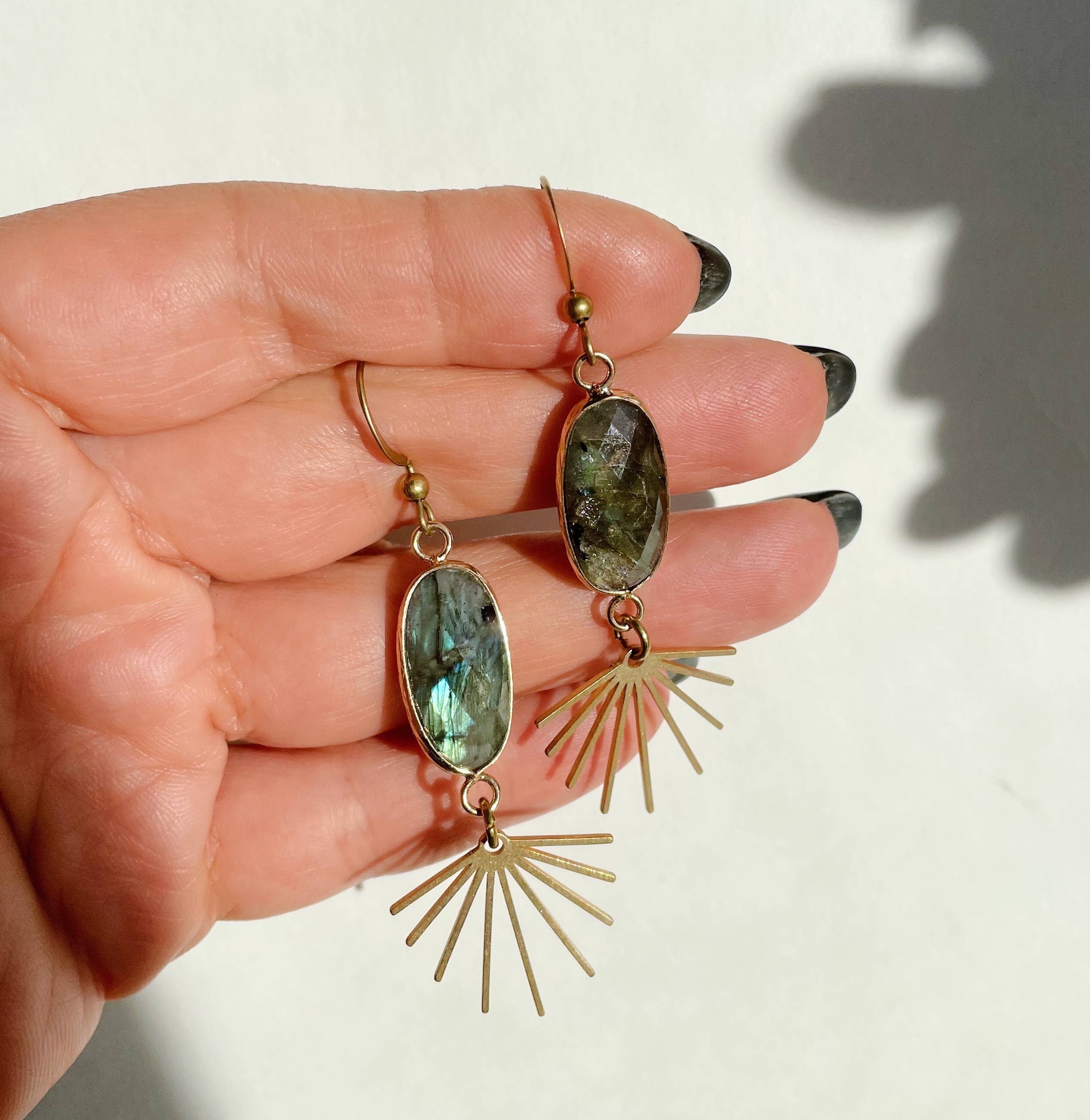 GeoMetricGem - Vendita all'ingrosso Orecchini pendenti - Orecchini Seneca ~ Labradorite placcata in oro e ottone4