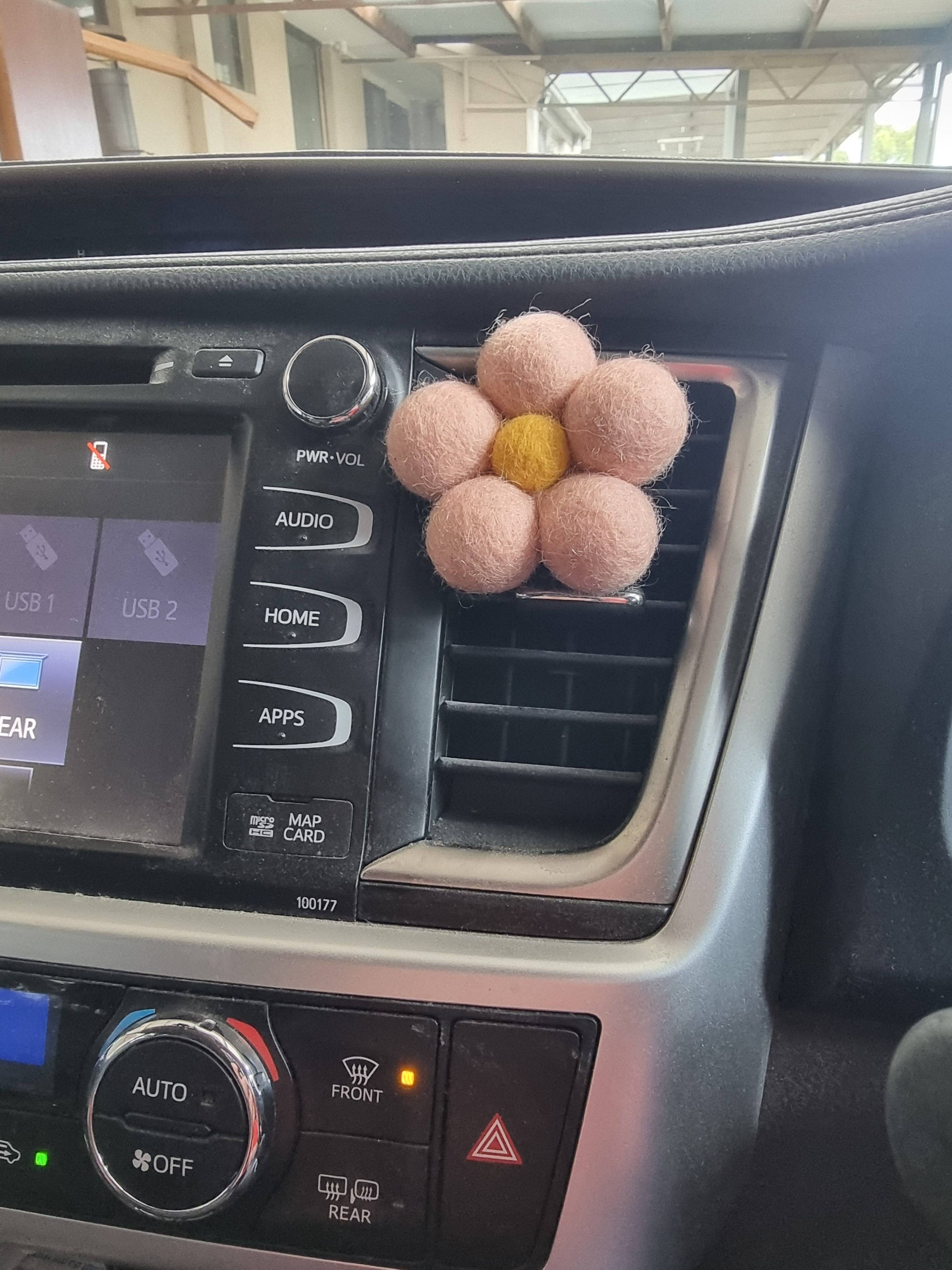 Felt in Bloom - Venta al por mayor Ambientador de coche - Mujer - Difusor para coche en forma de flor hecha con bolas de fieltro 'Fresh as a Daisy'2