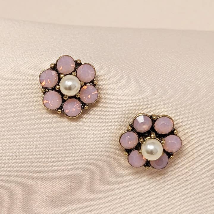 Rosa Pendientes de perlas vintage: pendientes pequeños de color rosa vid de venta al por mayor en Faire3