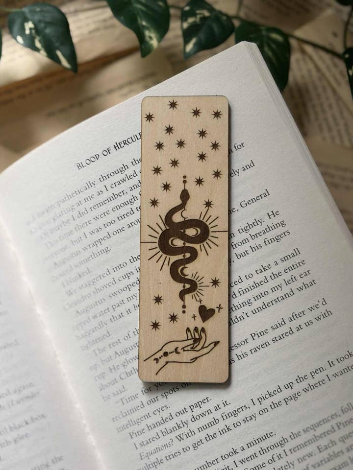 Vibrazioni Stregate – Segnalibro in Legno per la vendita all'ingrosso da parte di Nordic Book Adventure