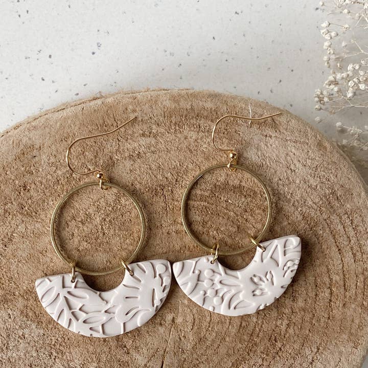 Agaveh girl - Vendita all'ingrosso Orecchini pendenti - Orecchini pendenti in argilla polimerica color sabbia Wynne1