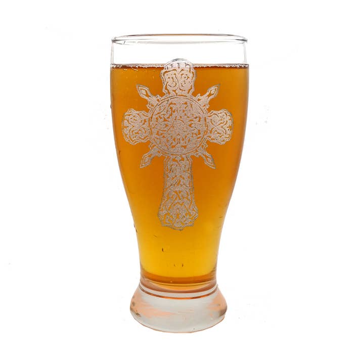 Dekorative Celtic Cross Graveret Pint Glas for engroshandel hos Lyoncraft