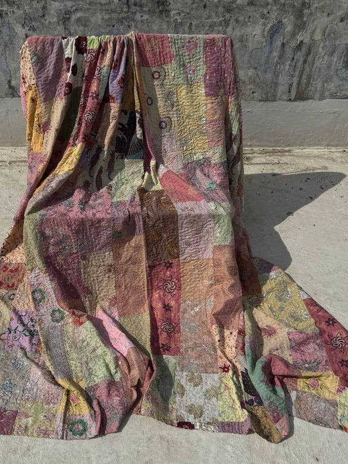 Bellissimo copriletto trapuntato queen size con ricamo Kantha. per la vendita all'ingrosso da parte di GYPSY STUDIO
