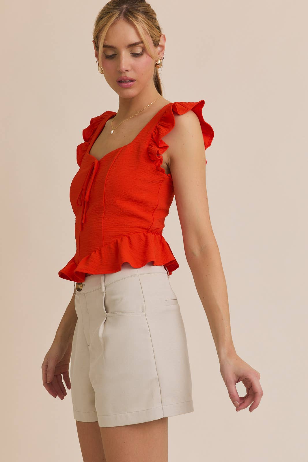 Rouge Haut à manches à volants avec encolure en cœur et nœud devant en vente sur Faire2