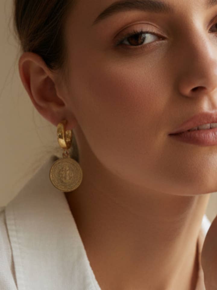 Orecchini con Medaglia di San Benedetto – Protezione Sacra ed Eleganza per la vendita all'ingrosso da parte di PHOEBE´S