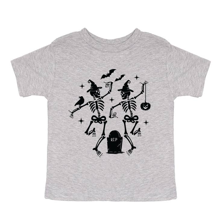 Camiseta gráfica de manga corta para jóvenes y camiseta gráfica de manga corta para niños pequeños - Dos esqueletos bailando en la tumba para venta al por mayor de The Juniper Shop Wholesale