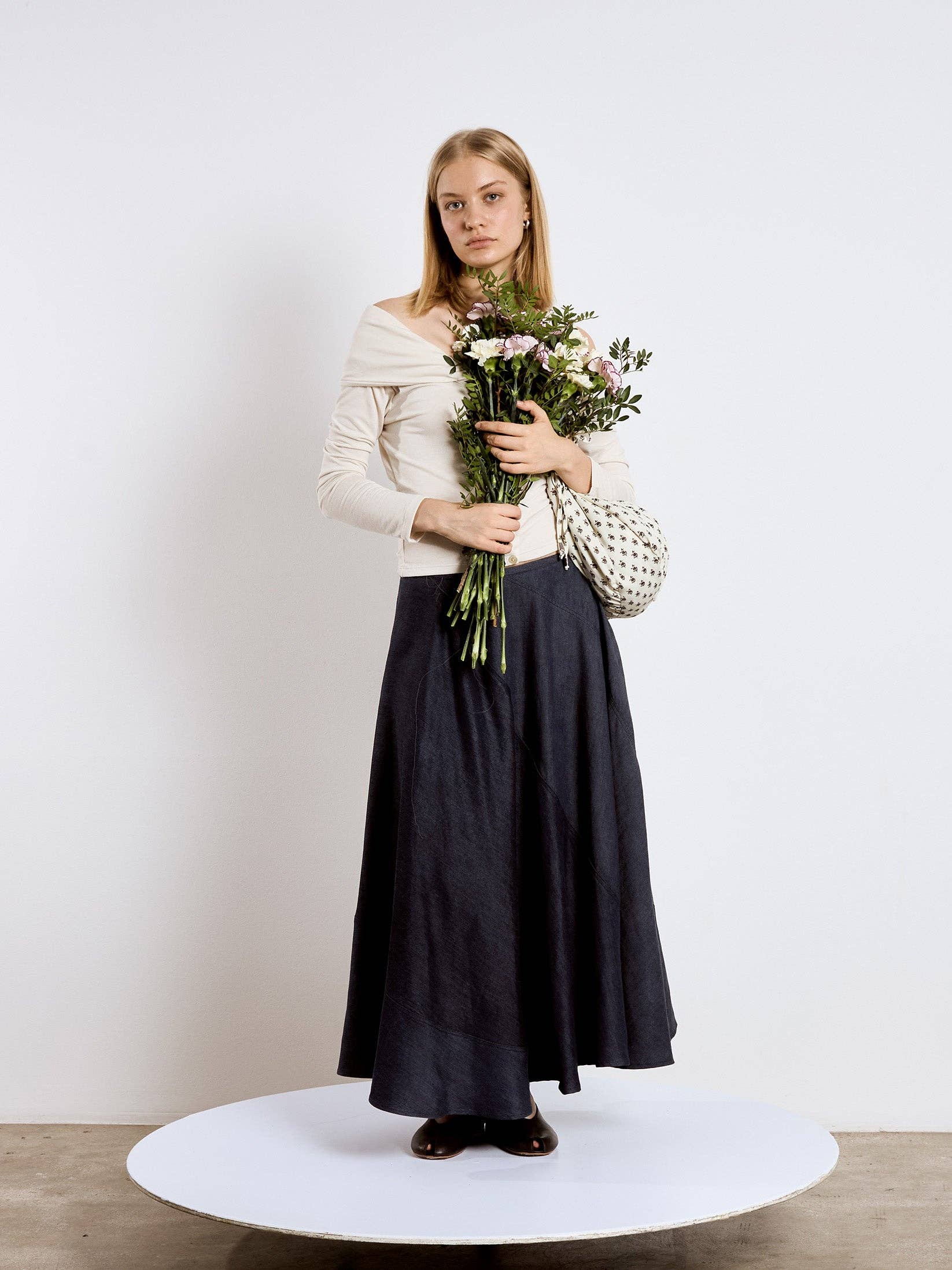 CARMEN SAYS - Wholesale Skirt - Women's - Falda midi azul de paso elevado de mezclilla1