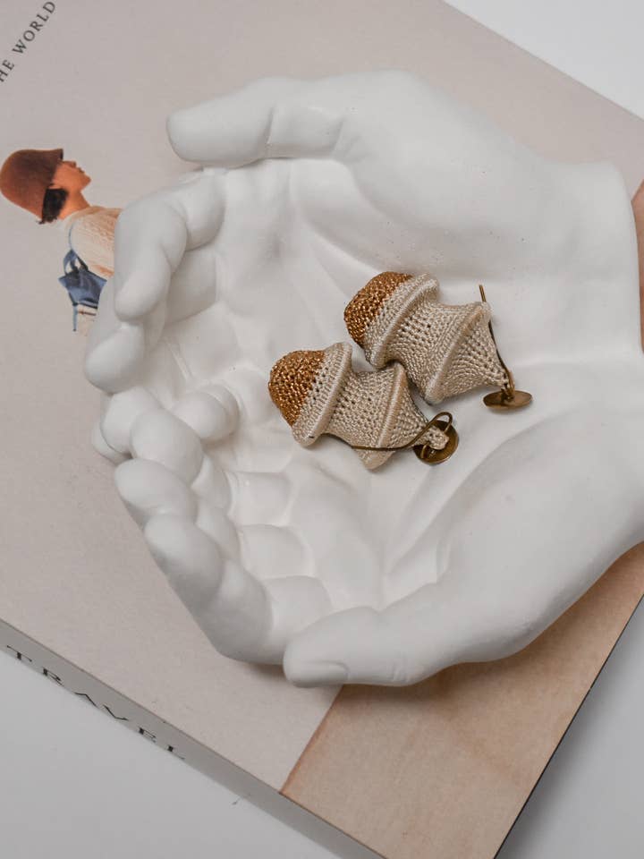 Porte-bijoux à main pour la vente par Kinfolk Studio