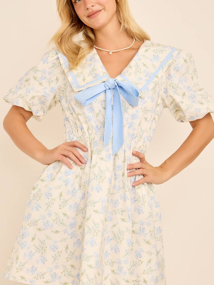 Mini-Kleid aus bedrucktem Baumwollpopeline in Flieder für den Großhandel von Main Strip