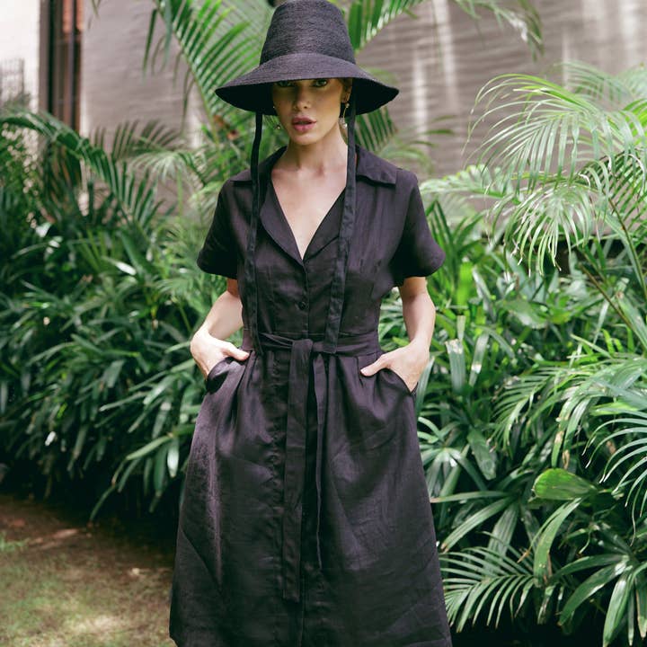 ARYA Safari linnen midi-jurk, in zwart voor wholesale door Brunna Co