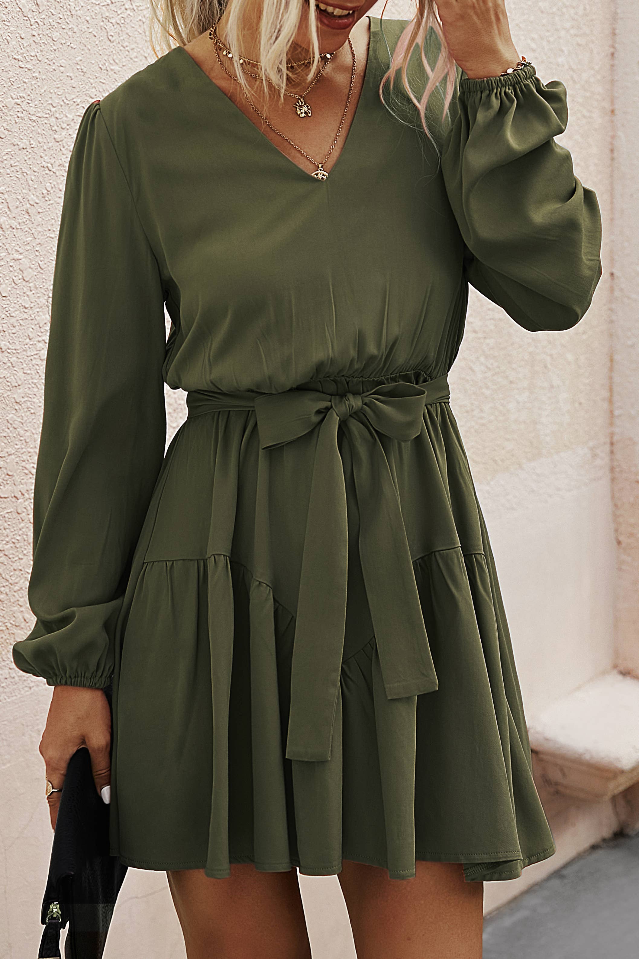 eLook – Großhandel Kleid – Damen – SZ1-DR6095 Langarmkleid mit V-Ausschnitt und Gürtel8