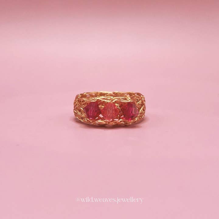 18k guldpläterad Swarovski stickad flerstenring för wholesale av Wild Weaves Jewellery by Sara Lindgren