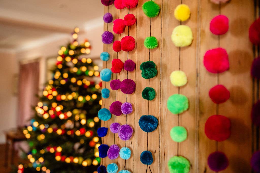 PomPom Galore - Wholesale Slingers - Regenboog slinger met pompons in verschillende kleuren5