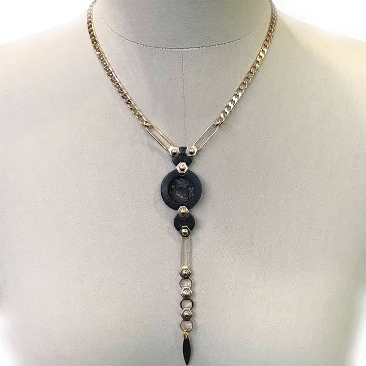 Goldene Halskette aus schwarzem Leder mit Spitze - Sevsevad für den Großhandel von SEV SEVAD