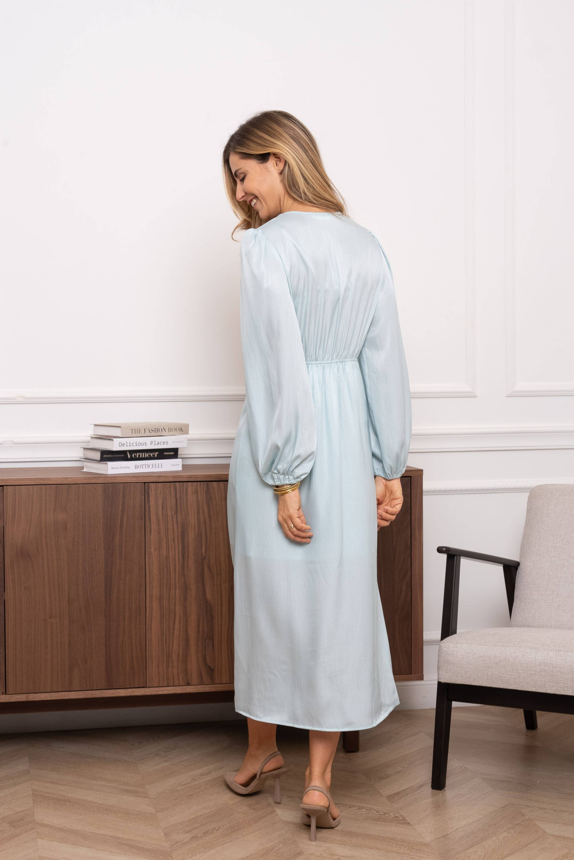 LOVIE & CO – Großhandel Kleid – Damen – Langes schimmerndes CAMOMILLE-Abendkleid mit langen Ärmeln5