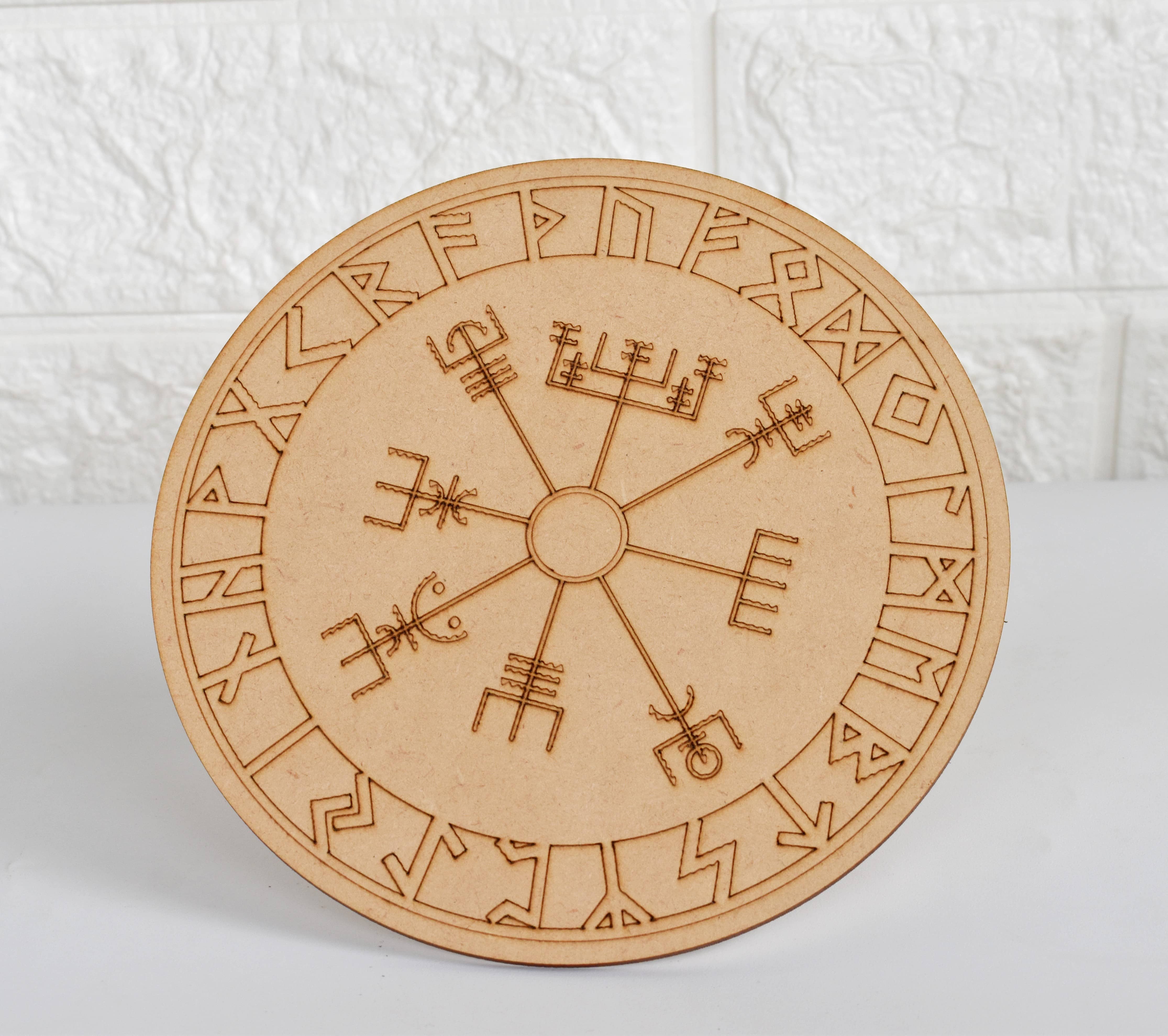 Soothing Crystals – Engroshandel Krystalgitter – Norse Runes Crystal Grid Board, træ 6 „Vegvisir plade2