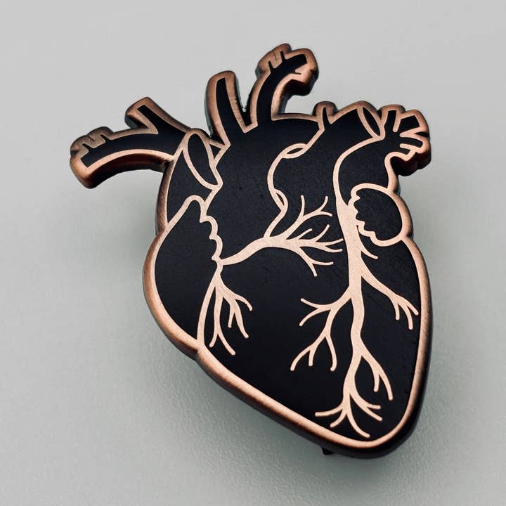 Schwarzes Herz - Emaille-Pin für den Großhandel von The Fabled Creative Co.