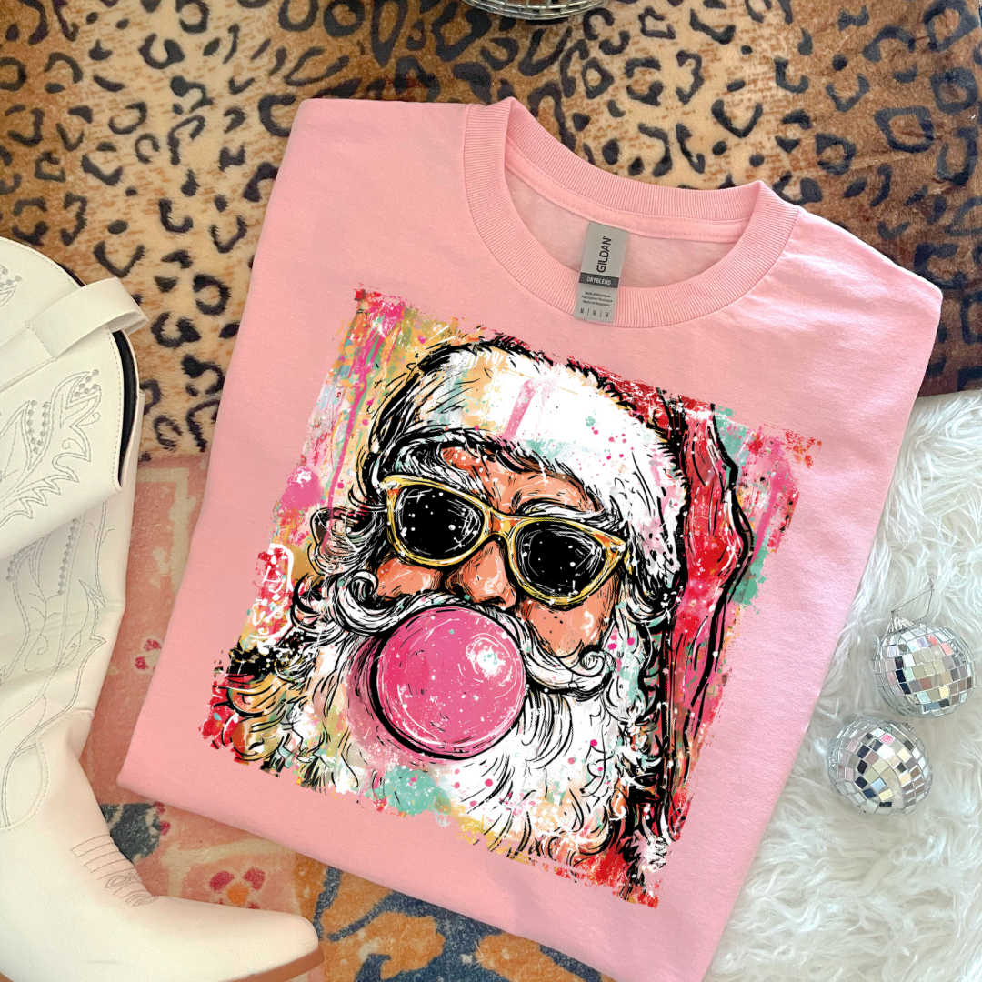 Southern Backroad Tees LLC - Wholesale T-shirt met print - Dames - Preppy Kerstman Bubblegum Kerstshirt0