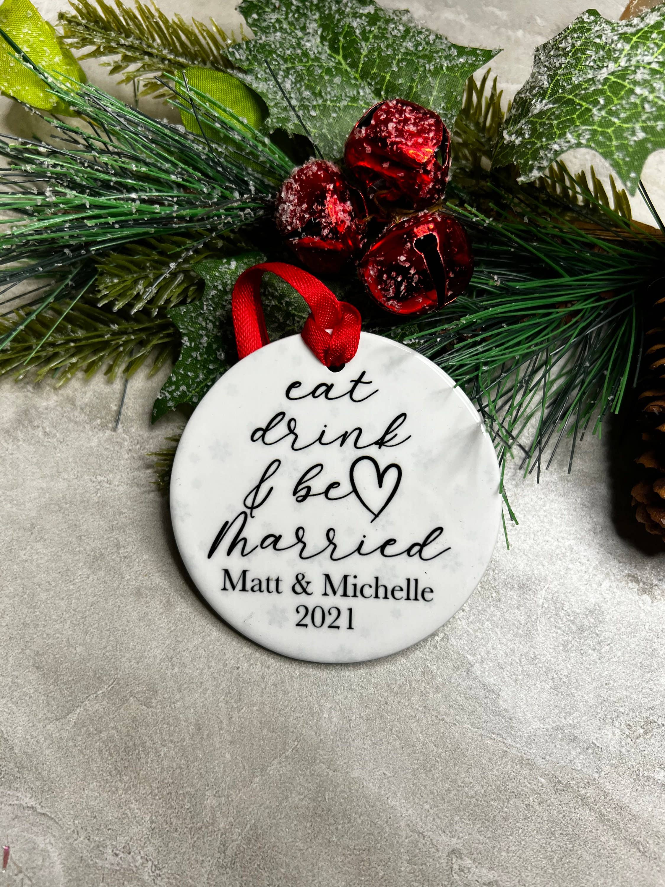 Crafts By Chelle Us - Vente Objets de décoration - Ornement de Noël manger, boire et se marier | Ornement personnalisé | Ornement souvenir | Marié 2021 | Ornement d'annonce | Personnel2