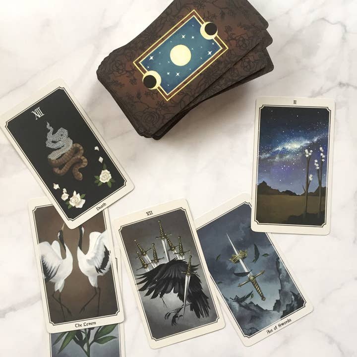 The Creeping Moon – Großhandel Tarot-Karten – Anima Mundi Tarot - Kartenspiel mit 78 Karten und Reiseführer