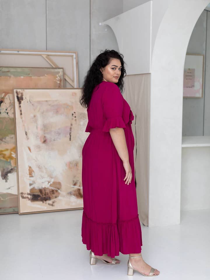 Robe longue Nicole à nouer sur le devant en prune française pour la vente par Dani Marie