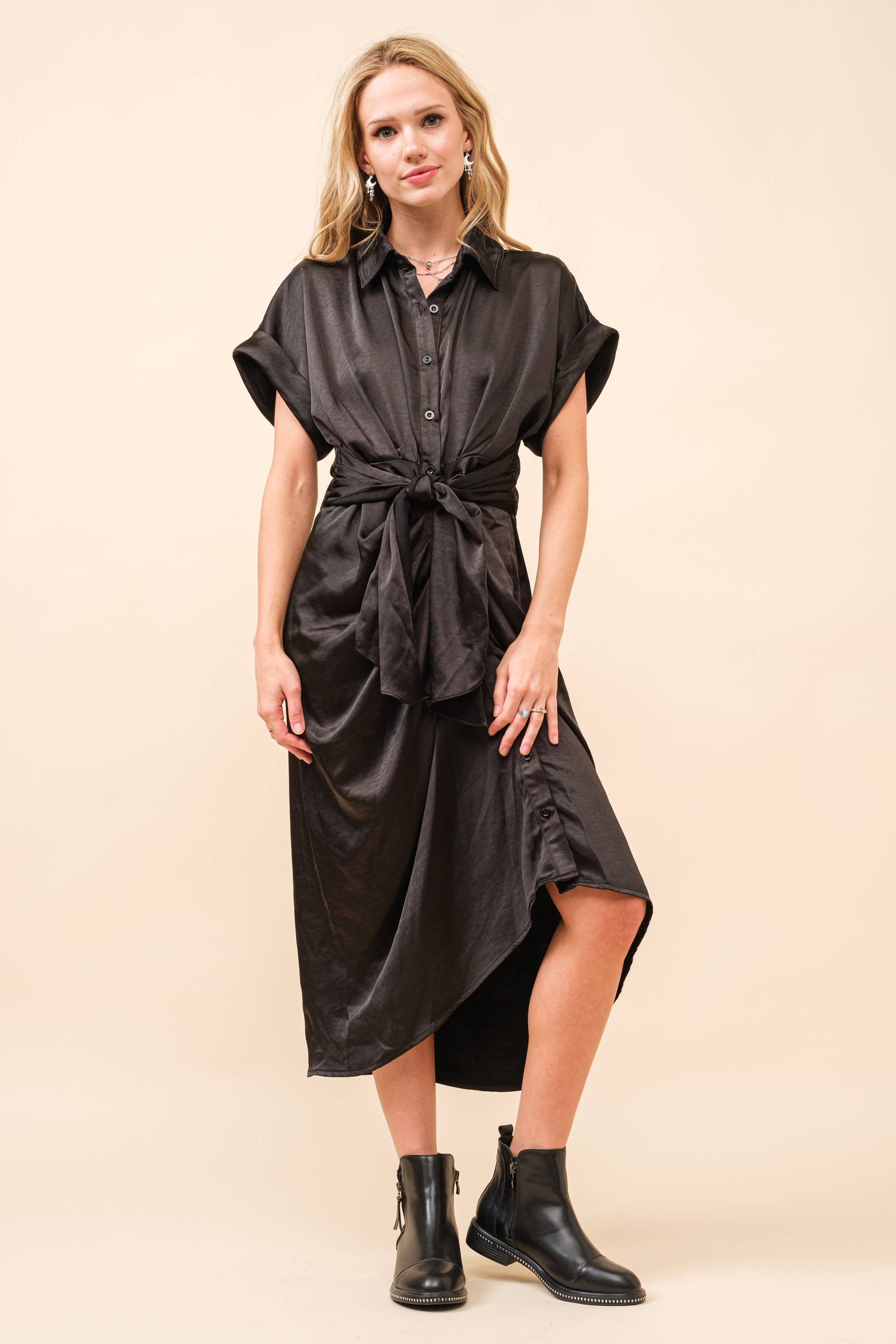 BEIGE 34971D - Abito a turni in raso increspato con cravatta sul davanti in vendita all'ingrosso su Faire11