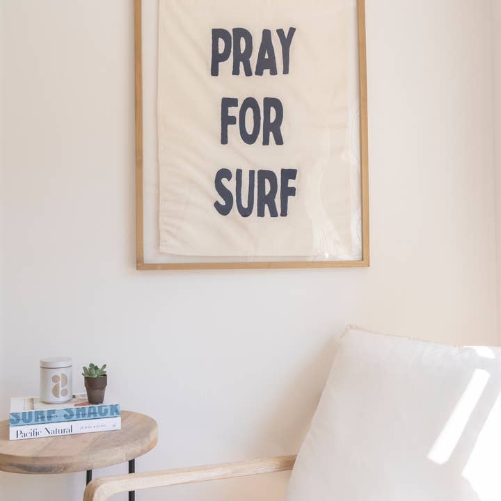 Sandstone & Sage - Vendita all'ingrosso Arazzi/Tessuti d'arredo - Arazzo da appendere alla parete Pray For Surf in 2 colori7