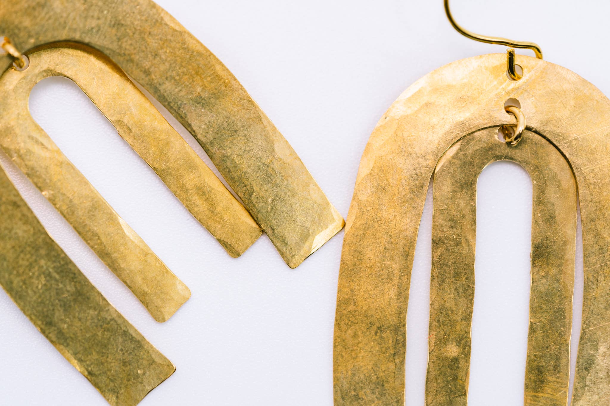 Tirza Design – wholesale Hängande örhängen – Örhängen i 14k guldpläterad hamrad båge regnbåge4