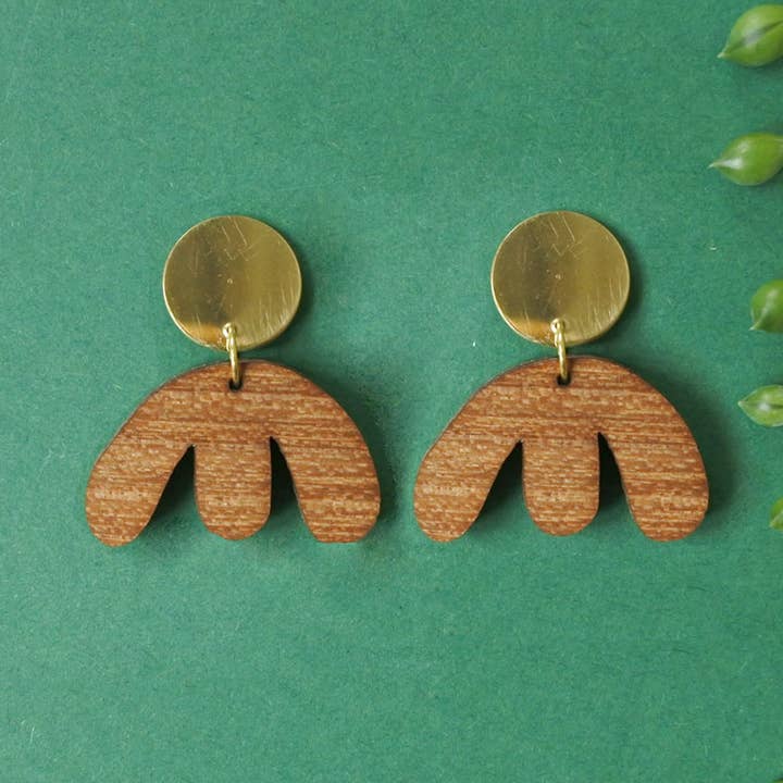 Orecchini in legno a fiore per la vendita all'ingrosso da parte di All Things We Like